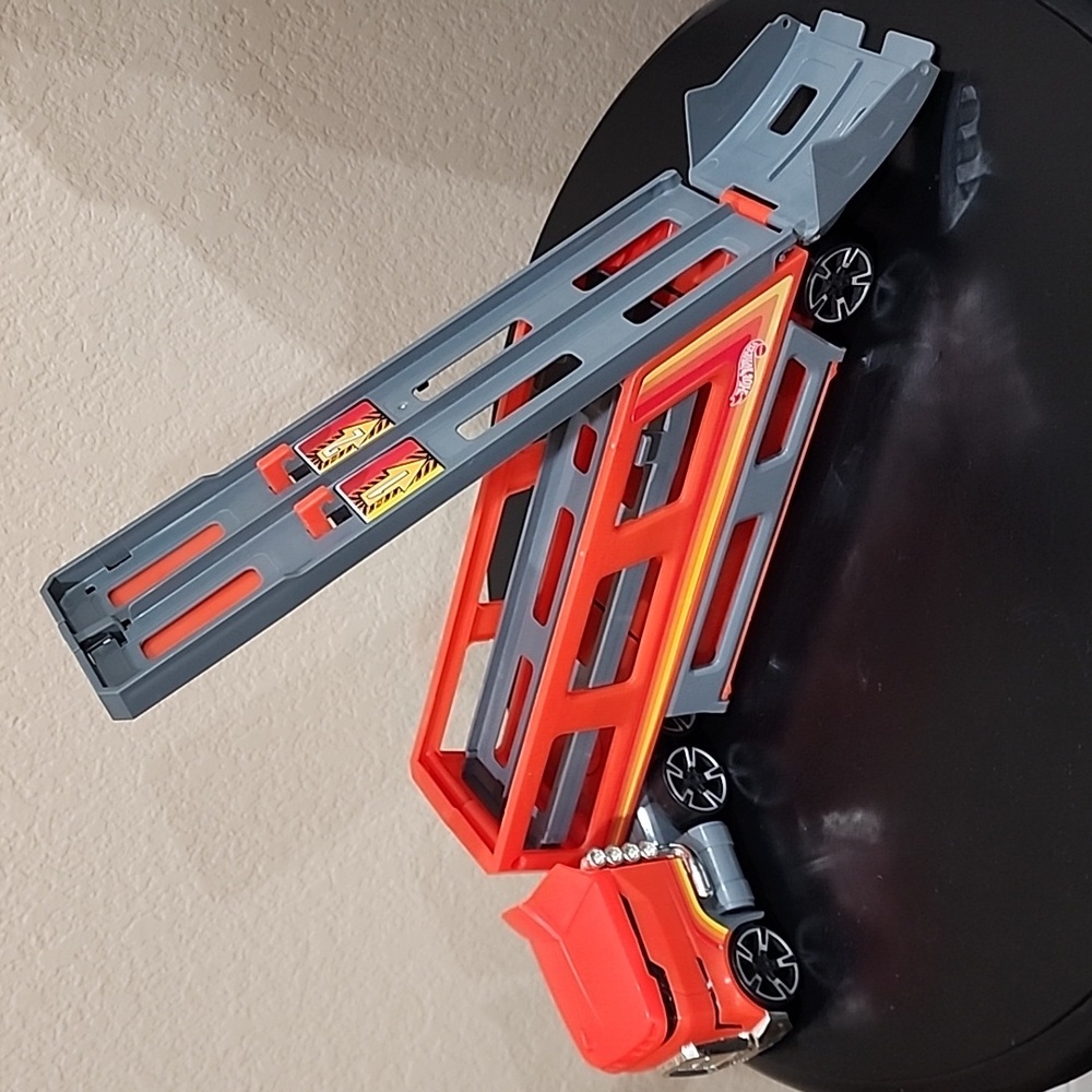 Hot Wheels Car-Go Race Hauler